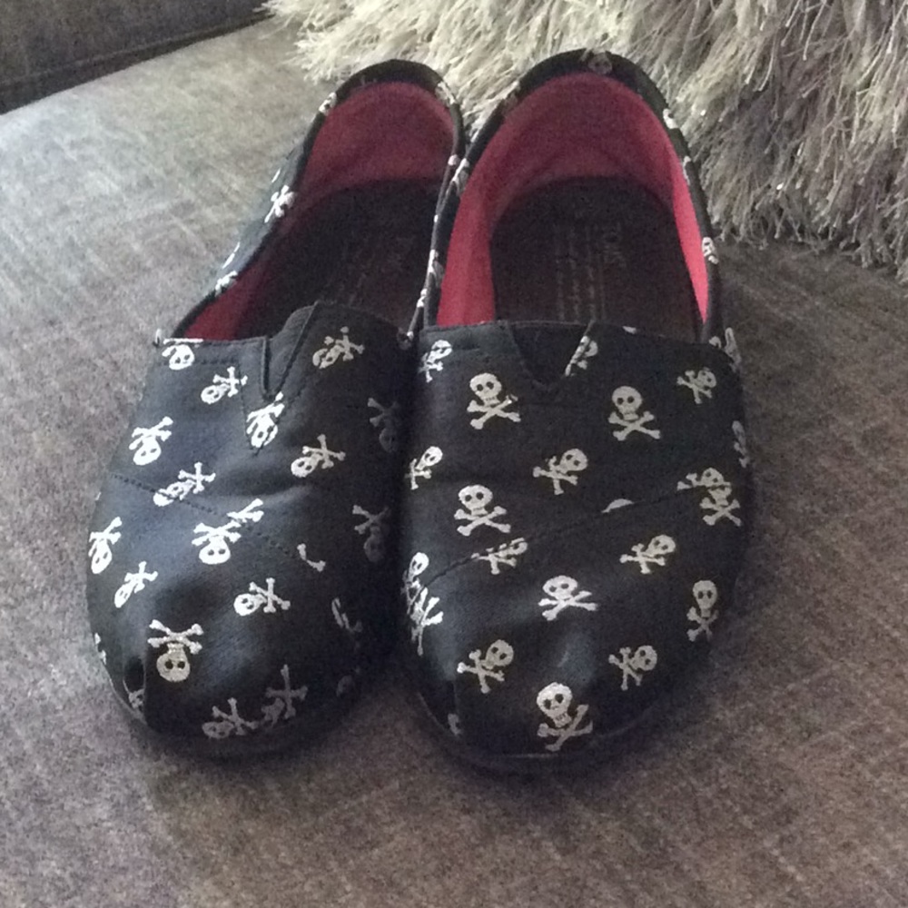 Black and silver skull Toms
